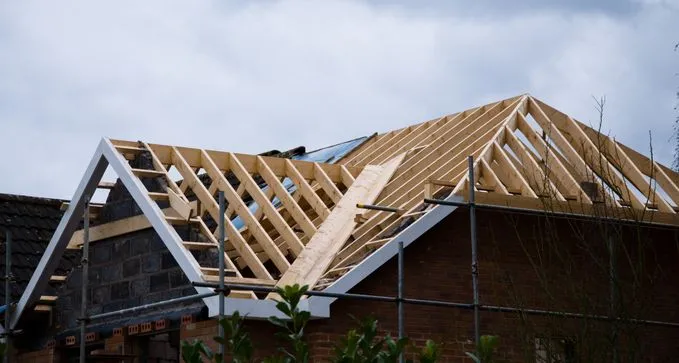 colocacion de estructura de madera para cubierta a bajo coste en Alfindén